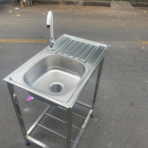 Thanh lý bồn rửa chén bát 1 hộc nhỏ có bàn chờ Inox có chân di động KT75*45cm giá rẻ tại Tphcm.