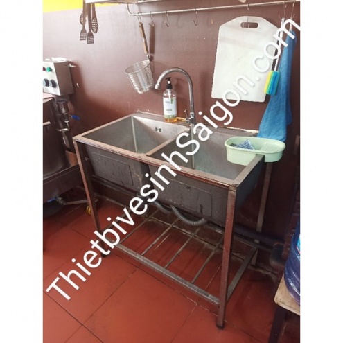 Bồn rửa chén đúc 2 ngăn lớn KT 8245 D có chân giá rẻ tại Tphcm
